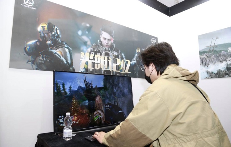Event attendee plays game