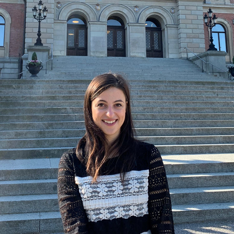 Arianna Delsante in front of old university main building in Uppsala. Photo by Fredrik Larsson.