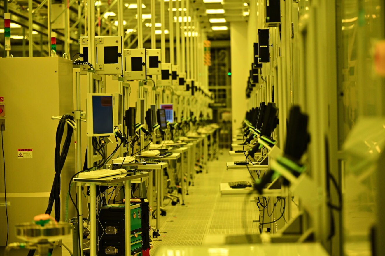 A photo from September 2025 at Intel’s new Fab 52 in Chandler, Arizona, shows manufacturing workstations where the first products on Intel 18A will pass through.