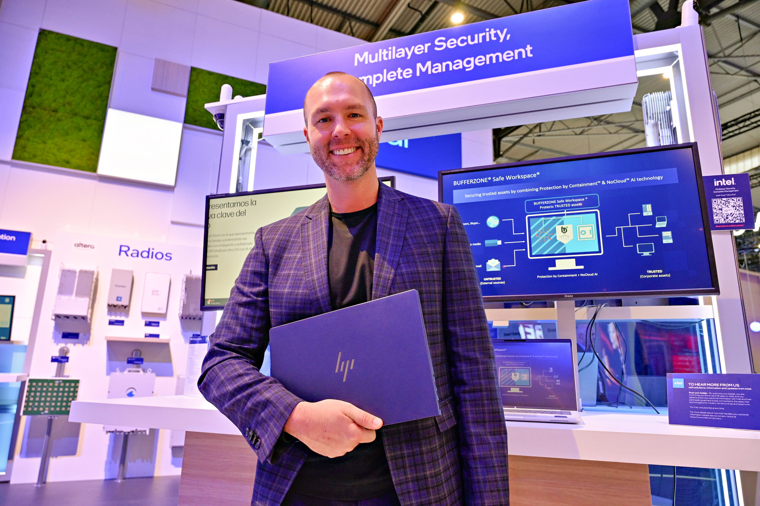 Cory McElroy, vice president of Commercial Product Management at HP, visits the Intel booth at Mobile World Congress 2025 in Barcelona, Spain. (Credit: Intel Corporation)