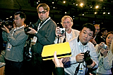 IDF attendees get a closer look at new digital home technology presented during Intel Vice President and General Manager, Digital Home Group, Donald J. MacDonald's keynote held at the Intel Developer Forum in San Francisco, Calif. on Wednesday, August 24, 2005. (Intel Press Relations) 